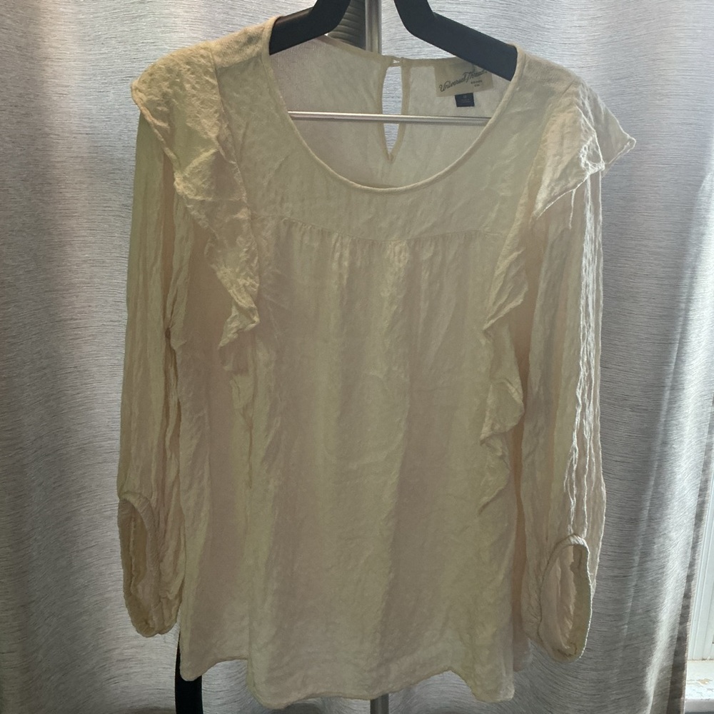 Universal Thread Textured Cream Blouse – Size M – Lightweight & Feminine